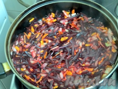 Лук и морковку нарезаем кубиками. На сковороде разогреваем растительное масло, выкладываем свеклу и обжариваем её минут 15-20 на небольшом огне, не забывая помешивать. Затем к свекле добавляем лук и морковь, продолжаем обжаривать, иногда перемешивая, минут 10-12 (до мягкости свеклы и моркови). В процессе обжаривания овощей в сковороду можно добавить несколько столовых ложек бульона из кастрюли, чтобы овощи не пригорели.