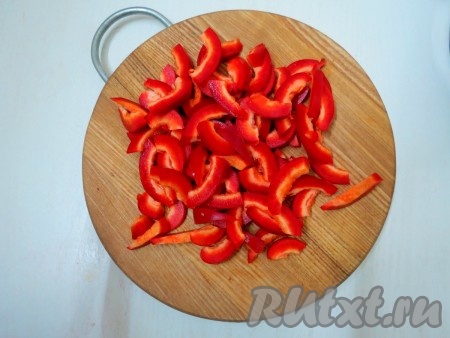 Болгарский перец освобождаем от плодоножки и зёрен, промываем и нарезаем соломкой.