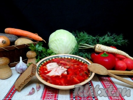 Даём борщу настояться под крышкой минут 15 и разливаем по тарелкам. Очень вкусный, сытный борщ с помидорами и болгарским перцем подаём со сметаной.