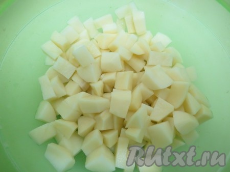 Когда сварится мясо, по желанию, процеживаем бульон. Отделяем мясо от костей, делим его на части, возвращаем в бульон. Ставим кастрюлю с бульоном с мясом на огонь, даём закипеть, выкладываем картофель, нарезанный на средние кубики.