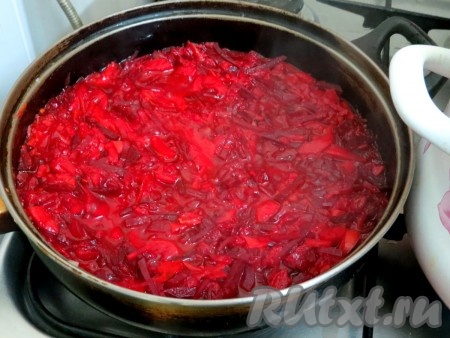 В последнюю очередь добавляем натёртые помидоры, обжариваем ещё 1-2 минуты и убираем с огня.