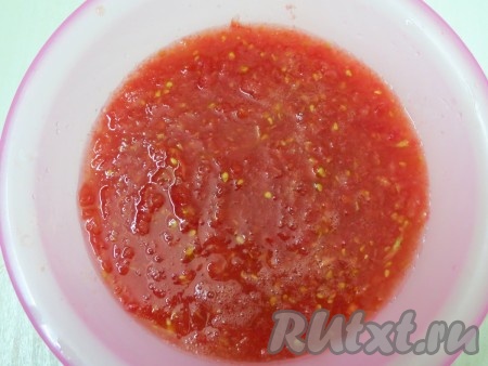 Очищенные помидоры натираем на крупной тёрке.