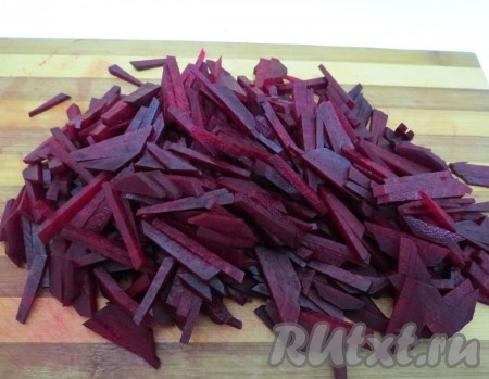 Мясо на кости моем, выкладываем в кастрюлю, вливаем 2,5 литра воды, ставим на огонь и после закипания, убрав пену, варим на небольшом огне до готовности (на варку курицы потребуется минут 30, свинину нужно будет варить минут 60, говядину - часа 1,5). Пока варится бульон, приступим к обжариванию овощей. Свеклу, морковку и лук очищаем. Нарезаем свеклу соломкой.