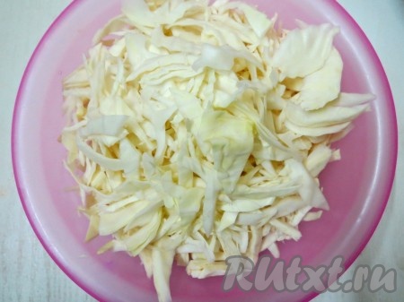 Когда суп закипит, добавляем капусту, нарезанную соломкой, снова даём закипеть и варим на небольшом огне до готовности овощей (минут 20). Продолжительность варки во многом зависит от сортов капусты и картошки.