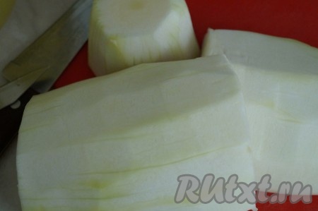 Кабачок очистить от кожуры и косточек.
