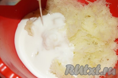 Затем добавить кефир.
