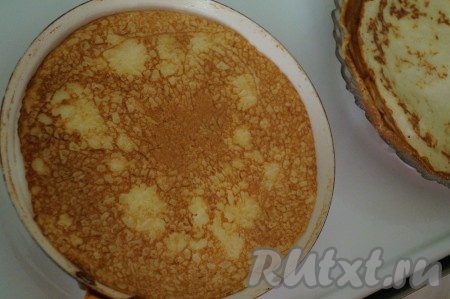 Необычайно вкусные, мягкие блины из кабачков с чесноком готовы.
