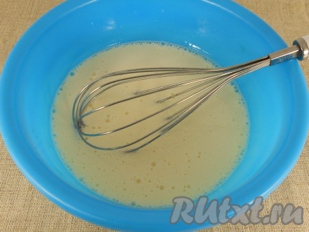 Всыпать соду и хорошо ее размешать с кефирной смесью. Смесь должна увеличиться в объеме и зашипеть (так гасится сода). Оставить ее минут на 5.
