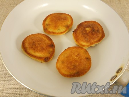 Печь оладушки на небольшом или среднем огне на сковороде, разогретой с растительным маслом, выкладывая тесто ложкой. Готовить с двух сторон до румяности.
