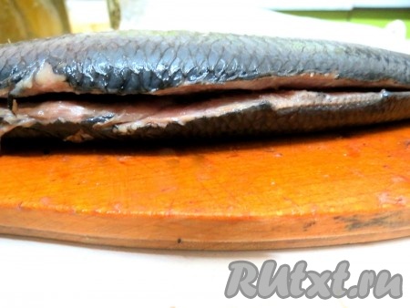 Вдоль спины делаем разрез до позвоночника. Снимаем кожу.