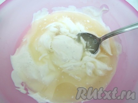 Желатин в небольшой ёмкости соединяем с 40 миллилитрами горячей воды (вода должна быть достаточно горячей, но не кипящей), тщательно перемешиваем. Процеживаем. Соединяем желатин со сметаной и тщательно перемешиваем.