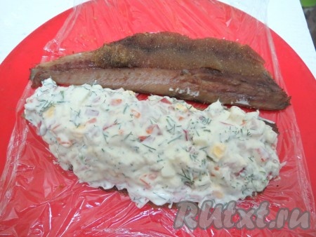 Желатин со сметаной должны постоять приблизительно 10 минут, пока масса не начнёт густеть. Укроп моем, обсушиваем, нарезаем.&nbsp;Полученную смесь сметаны и желатина слегка солим, перчим, заправляем по вкусу лимонным соком,  добавляем морковь, лук, перец, яйца и укроп, перемешиваем. Половину получившейся массы из сметаны и овощей наносим на одно филе сельди.