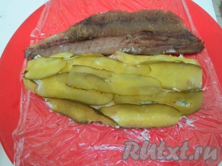 Сверху выкладываем пластины из огурцов.