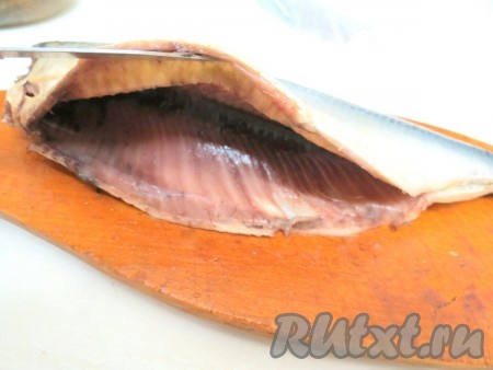  Разрезаем брюшко, убираем из него внутренности, промываем водой.