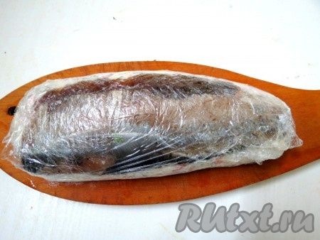 Заворачиваем в плёнку. Отправляем на ночь в холодильник.