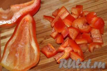 Сладкий перец очистить от семян и нарезать небольшими кубиками.
