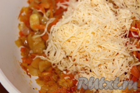 Почистить чеснок, пропустить через пресс. К готовым овощам добавить натертый сыр и чеснок. Все тщательно перемешать. Начинка для фаршировки баклажанов готова.
