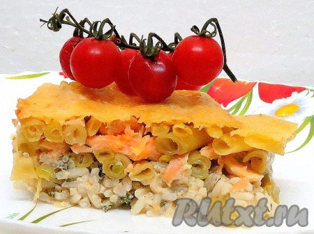 Нарезаем и угощаем родных и близких очень вкусной рыбной запеканкой с рисом и спаржевой фасолью. 
