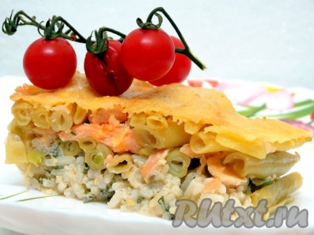 Запеканка с лососем, рисом и спаржевой фасолью
