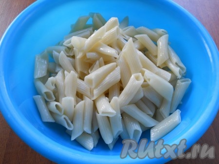 Макароны отварить в подсоленной воде, согласно инструкции на упаковке. Откинуть на дуршлаг, дать стечь воде. Макароны переложить в миску и добавить 15 грамм сливочного масла. Перемешать.
