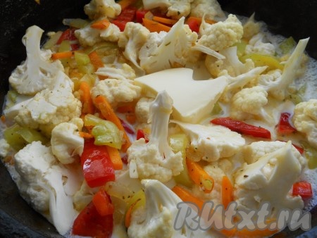 Добавить в сковороду сливочное масло, влить сливки или молоко комнатной температуры. Все посолить, посыпать итальянскими травами. Перемешать.
