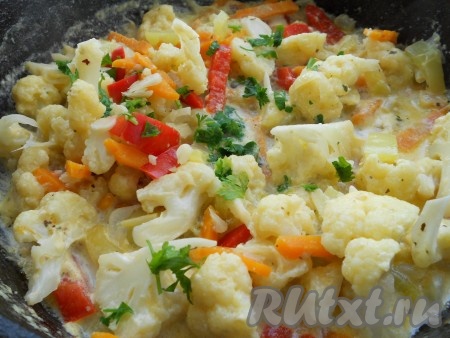 Далее овощи тушить на слабом огне, под приоткрытой крышкой, периодически перемешивая. Тушить около 10 минут, пробуйте, капуста должна остаться хрустящей. В конце посыпать все измельченной петрушкой, перемешать и выключить газ.
