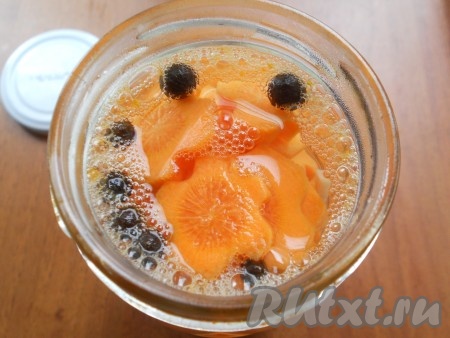 Заполнить банку доверху. Приготовить маринад: в кастрюлю налить воду, поставить на огонь. Добавить соль, сахар, лавровый лист и перец душистый горошком. Довести маринад до кипения, кипятить 10 минут. Лист лавровый выбросить, а горячим маринадом залить морковь. Накрыть банку крышкой и оставить морковь, пока не остынет.