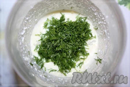 К яично-творожной массе добавить мелко нарезанную зелень, хорошо перемешать и поставить на полную мощность на 3 минуты в микроволновую печь. Форму лучше брать с высокими бортиками, суфле хорошо поднимается в процессе приготовления. Когда верхняя шапочка стала плотной - суфле из творога готово!
