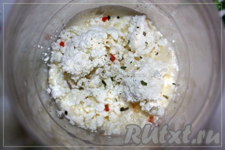 Добавить творог, специи, перемешать ложкой или венчиком.
