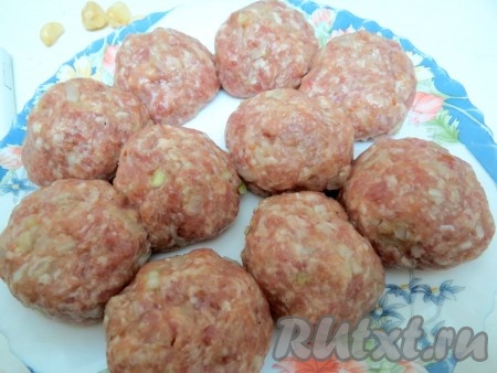 Из фарша мокрыми руками формируем котлеты.