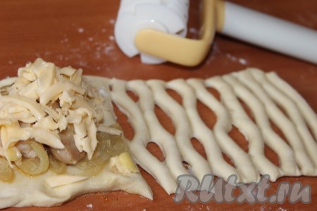 Закрыть слойку свободным краем теста, надрезав его в нескольких местах с помощью ножа (я свободный край теста украсила роликом&nbsp; для нарезки сетки). Края теста соединить (по периметру для надежности можно пройтись вилкой) и смазать белком.
