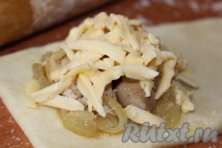 После этого щедро посыпать натертым на терке сыром.
