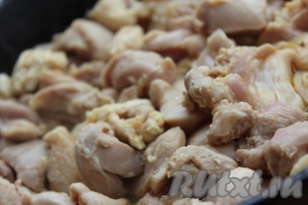 Далее в&nbsp; сковороде разогреть растительное масло и обжарить кусочки курицы на сильном огне со всех сторон до полуготовности, примерно в течение 3-4 минут. Посолить, поперчить&nbsp; по вкусу.
