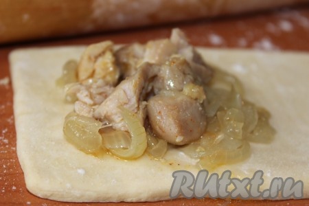 Затем выложить слегка обжаренное куриное мясо.
