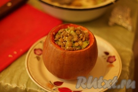 Нафаршировать тыкву и поставить запекаться в духовку при 200 градусах еще на 20 минут.