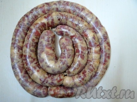 Готовую колбасу из свинины нужно слегка приплюснуть. Сильно наполненная колбаса во время тепловой обработки может лопнуть, так что не перестарайтесь. Удалив излишки мяса, завязываем с двух концов и накалываем большой иглой через каждые 3-4 сантиметра, особенно в тех местах, где находится воздух. Воздух во время запекания расширяется и домашняя колбаса может лопнуть.
