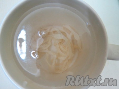 Начинаем процесс приготовления колбасы. Кишки замачиваем в холодной воде. Затем одеваем на горлышко крана, чтобы промыть в середине.&nbsp;
