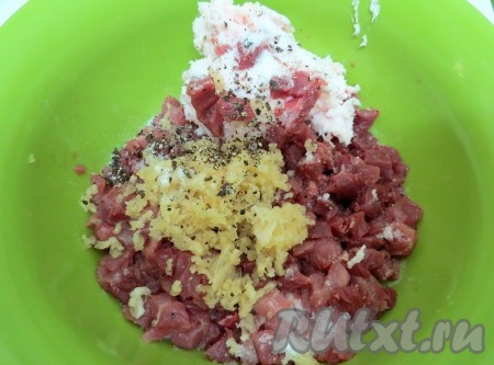 Мясо нарезаем на кубики размером&nbsp; 1х1 сантиметр. К мясу выдавливаем чеснок, добавляем сало, соль, перцы, мускатный орех, а также ледяную воду. У нас пошло 100 миллилитров. Очень хорошо перемешиваем, пока начинка не станет вязкой.
