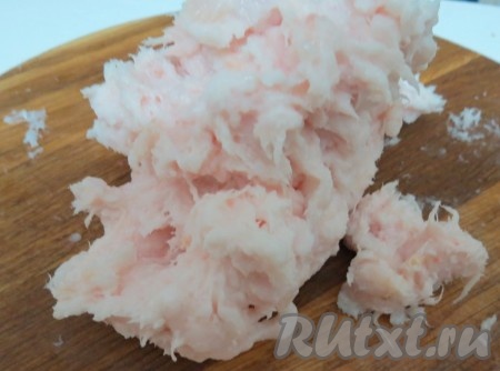 Сало пропускаем через мясорубку.
