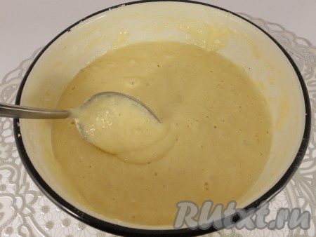 Замесить венчиком тесто, которое по консистенции будет похоже на средней густоты сметану.
