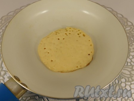Сковороду разогреть. Никакого масла и жира не добавлять, панкейки выпекаются на сухой сковороде. На середину сковороды выкладывать по 2-3 столовые ложки теста, разравнивая, чтобы сформировался блинчик. Жарить на небольшом огне, пока появятся пузырьки на тесте (около минуты).
