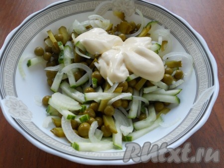 Заправить майонезом.