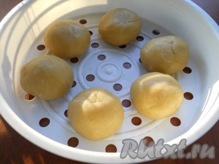 Тесто разделить на 6 частей. Каждую - скатать в шарик. Поместить заготовки пряников в чашу мультиварки для приготовления на пару на некотором расстоянии друг от друга.
