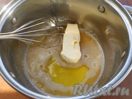 Расколотить хорошенько венчиком. Добавить мед (мед можно использовать любой - жидкий или засахаренный) и сливочное масло.