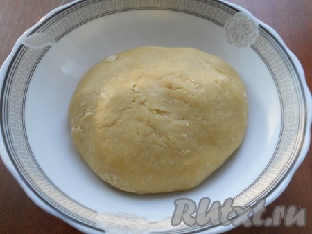 И сразу же, вначале ложкой, а затем руками замесить мягкое, но хорошо держащее форму тесто.&nbsp;
