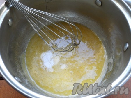 Поставить кастрюлю на небольшой огонь и при постоянном помешивании дать растопиться сахару, меду и маслу. После этого всыпать соду и венчиком энергично всю смесь перемешать.