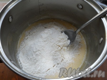 Далее поместить кастрюлю на водяную баню и варить до небольшого загустения массы и увеличения в объеме, периодически помешивая, чтобы не образовалось комочков. Это займет минут 5-6. В горячую массу всыпать просеянную муку.