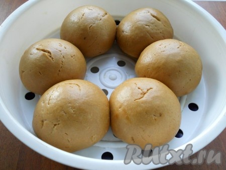 В чашу мультиварки влить около 1 литра воды. Выставить режим "На пару" на 30 минут. Через 15 минут, когда вода закипит, поместить пряники в мультиварку, накрыть крышкой. Готовить оставшиеся 15 минут. Пряники отлично пропариваются, довольно сильно увеличиваются в объеме. Готовые пряники остудить.
