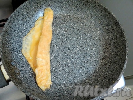 Приступаем к скатыванию блина. Начинайте скатывать с одного края в другой. Помогайте себе лопаткой. До конца сковороды блин не скатывайте, он широкий и на краю сковороды потеряет форму.