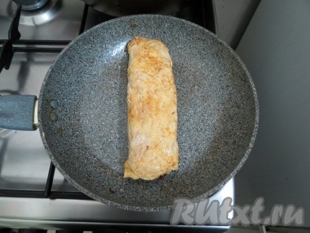 Начинаем сворачивать от того места, где уже лежит скатанный в рулет блин и опять-таки скатываем в рулет немного не до конца. Также поступаем с оставшимся яичным тестом (наливаем тесто, даём схватиться, начинаем скатывать блины в один рулет). Скатываем последний блин. Аккуратно перекладываем японский омлет со сковороды на тарелку.